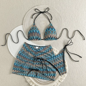 Vue à plat d'un bikini à motif zigzag bleu et marron avec paréo assorti en taille S