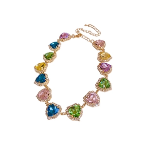 Collana con cuori di cristallo colorati, bordo di diamanti e catena placcata oro