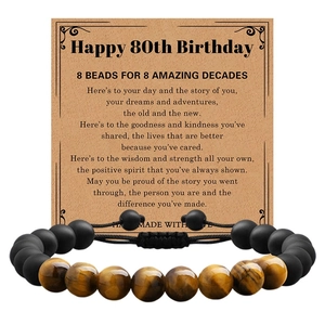 Détail du bracelet 80 ans avec pierres œil de tigre et carte de vœux incluse