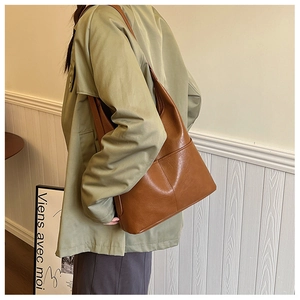 Gros plan détaillé du sac à épaule en cuir PU marron avec texture de quincaillerie