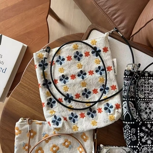 Broderie détaillée sur pochettes en toile avec motifs floraux ethniques vintage
