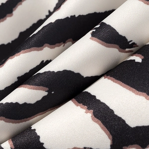 Makroansicht der Zebra-Print-Stofftextur mit glatter Polyesterwebung und Faltenwurf