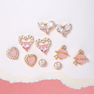 Set de pendientes de corazón con circón rosa y planeta chapados en oro 18k