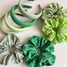 Conjunto detallado de diademas verde Morandi y coleteros de tela a juego para el cabello