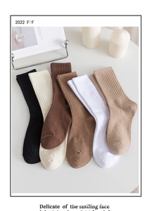 Gros plan sur les bords-côtes de chaussettes mi-hautes en coton aux tons neutres