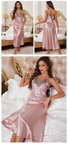 Detail des rosa Satin-Nachthemds mit feiner grauer Spitze und elegantem V-Ausschnitt