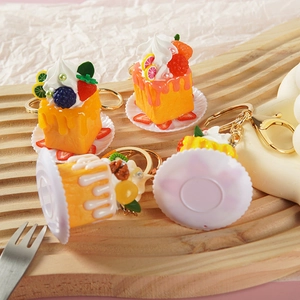 Mini-Anhänger Kunstkuchen mit Erdbeere und Sahne an goldenem Schlüsselring
