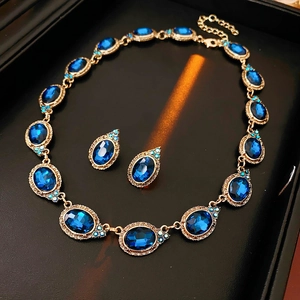 Gros plan d'un ensemble de bijoux vintage avec saphirs ovales et finition dorée