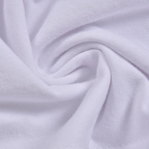 Gros plan détaillé du tissu en maille blanche montrant les plis et la texture du tricot