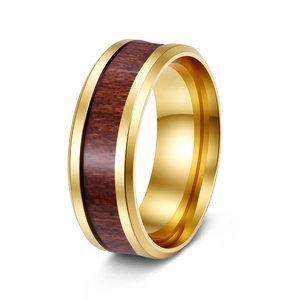 Gros plan détaillé d'une bague en acier doré avec insert en texture de bois de teck