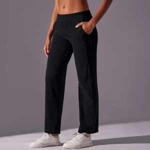 Detalle de pantalones deportivos negros de pana con cintura elástica y textura de rayas