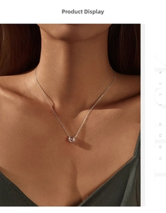 Gros plan du collier avec pendentif en argent sterling S925 sur le cou d'une femme