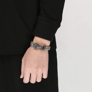 Dettaglio della fibbia a testa di lupo vintage su un bracciale in acciaio inossidabile
