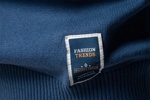 Gros plan sur la texture en tricot bleu marine avec détail de l'étiquette tissée