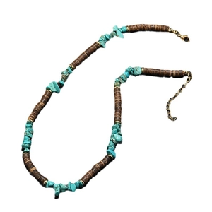 Collier de surf bohème avec pierres turquoise, perles de coco et fermoir mousqueton doré
