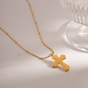 Collier minimaliste croix dorée avec pierre oeil de tigre et chaîne à billes satellite
