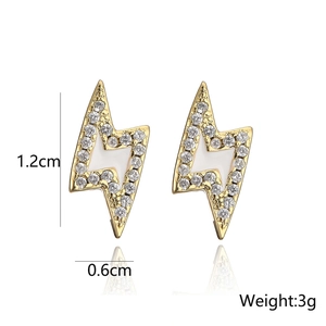 Dettaglio orecchini a forma di fulmine in oro 18K con pietre di zircone cubico