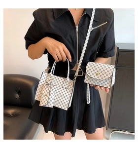 Détails du sac bandoulière vintage crème avec motif géométrique et détails dorés