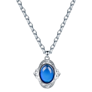 Collier d'humeur rétro style palais avec gemme bleue changeant de couleur et chaîne argent