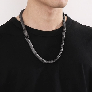 Dettaglio della collana in acciaio al titanio grigio con scaglie e chiusura a testa di serpente