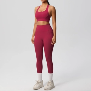 Dettaglio dei leggings yoga a vita alta e reggiseno sportivo racerback rosso vino