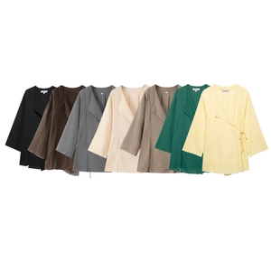 Vue détaillée de hauts cache-cœur kimono en lin en plusieurs couleurs et texture légère