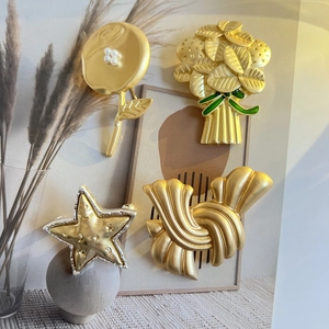 Détails de broches vintage en or mat avec perles et touches d'émail colorées
