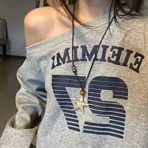 Détail d'un long collier en cordon de cire avec pendentif étoile de mer sur modèle