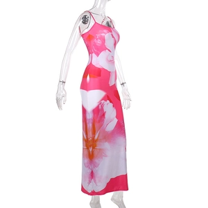 Détails de l'imprimé floral rose et de la coupe ajustée sur la robe longue