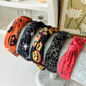 Lot de cinq serre-têtes noués pour Halloween avec motifs citrouille et crâne exposés