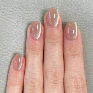 Unghie finte rosa nude effetto cat-eye forma a trapezio corta