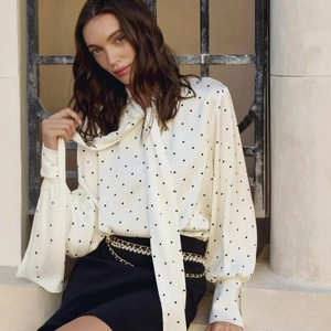 Chemisier élégant blanc à pois avec nœud papillon et manches lanternes pour femme