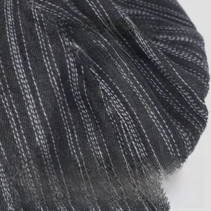 Vue détaillée d'une casquette gavroche en denim délavé avec surpiqûres contrastées