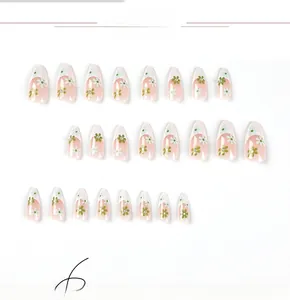 Détails de 24 faux ongles floraux avec motifs de marguerites et base rose clair