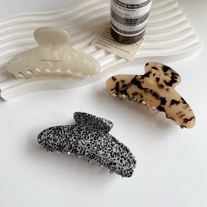 Trois pinces à cheveux en acétate haut de gamme en blanc perle, écaille et motifs floraux