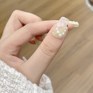 Faux ongles jaunes frais avec perles blanches, paillettes et accents de diamants carrés brillants