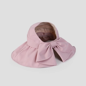 Dettaglio cappello parasole rosa con grande fiocco e tessuto protettivo UV