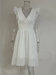 Détails de la broderie anglaise blanche et du col en V sur une robe d'été