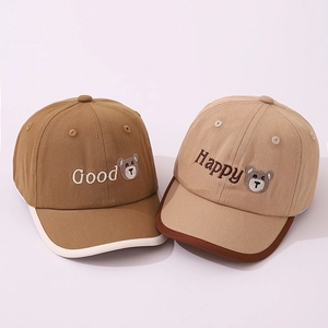 Détail de casquettes de baseball en coton pour enfants avec broderie ours et liseré