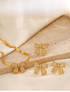 Dettaglio di un set di gioielli a farfalla placcati oro 18K con zirconi su seta