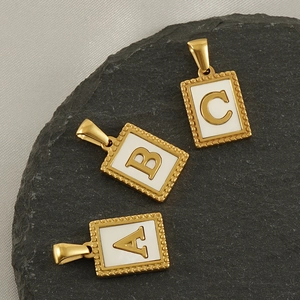 Rechteckige Initialen Anhänger Halskette 18K Vergoldeter Edelstahl Weiße Muschel Einlage Perlenrand Modeschmuck Für Damen