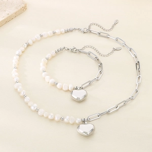 Ensemble collier et bracelet en perles baroques avec pendentif cœur en acier