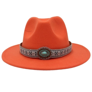 Détail du chapeau fedora orange avec ruban ethnique et décoration de pierre turquoise