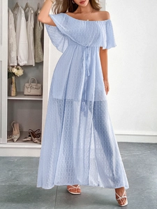 Abito lungo azzurro con spalle scoperte, texture a pois e vita stretta elegante