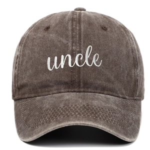 Detail der weißen uncle Stickerei auf der vintage gewaschenen dunkelbraunen Cap