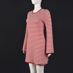 Détail de la robe en maille rayée rouge et blanche avec texture sur un mannequin blanc