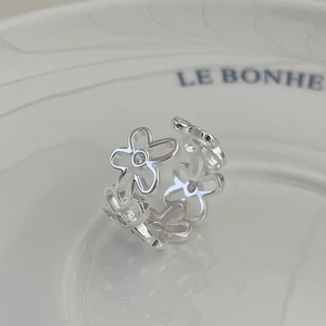Macro shot of S925 sterling silver daisy ring featuring clear cubic zirconia and S925 hallmark
