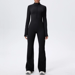 Détail d'une combinaison de yoga noire à manches longues avec zip frontal et jambe évasée