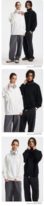 Dettaglio delle magliette a maniche lunghe a collo alto retrò innovative e pantaloni casual