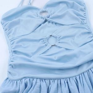 Détail de la robe bleu clair montrant l'anneau métallique et le tissu plissé froncé